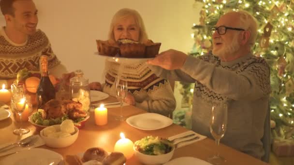 Familia Cenando Fondo Del Árbol Navidad — Vídeo de stock