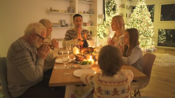 Familia Feliz Reza Mesa Navidad — Vídeo de stock