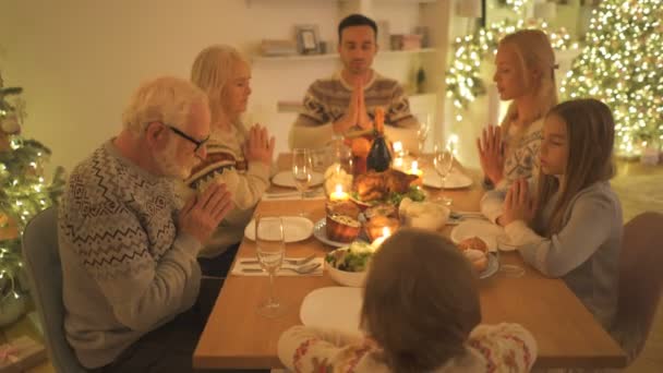 Hermosa Familia Rezando Mesa Navidad — Vídeos de Stock