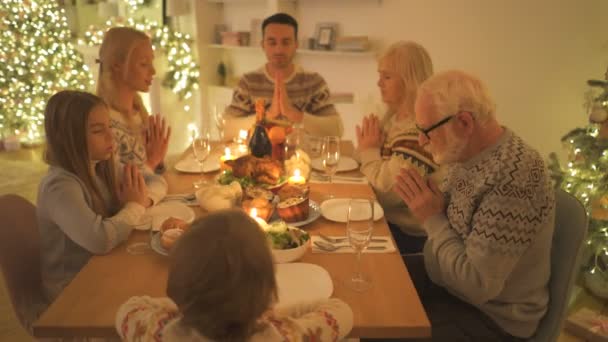 Hermosa Familia Rezando Mesa Sobre Fondo Del Árbol Navidad — Vídeo de stock