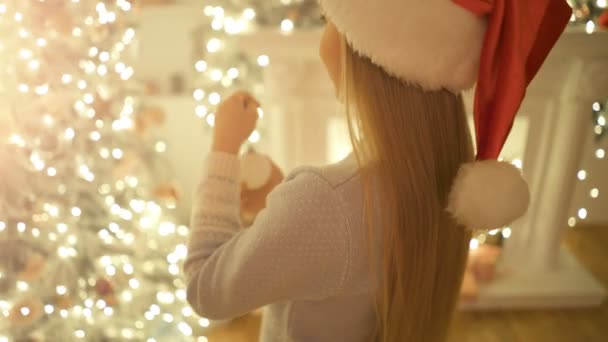 Χαριτωμένο Κορίτσι Διακοσμούν Χριστουγεννιάτικο Δέντρο — Αρχείο Βίντεο