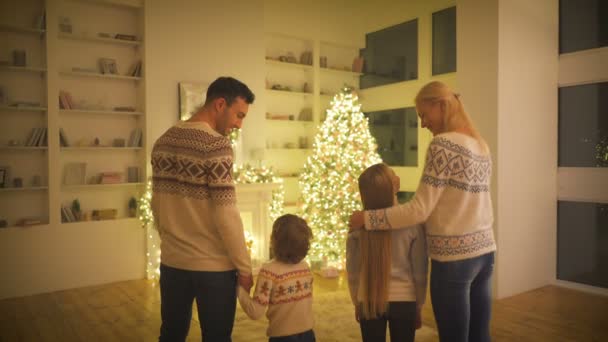 Los Padres Dando Regalos Sus Hijos Cerca Del Árbol Navidad — Vídeo de stock