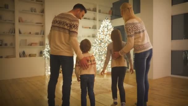 Šťastní Rodiče Dávají Dárky Svým Dětem Poblíž Vánočního Stromečku — Stock video