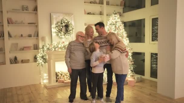 Familia Feliz Con Una Caja Regalo Pie Cerca Del Árbol — Vídeos de Stock