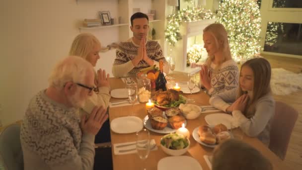 Die Familie Betet Weihnachtstisch — Stockvideo