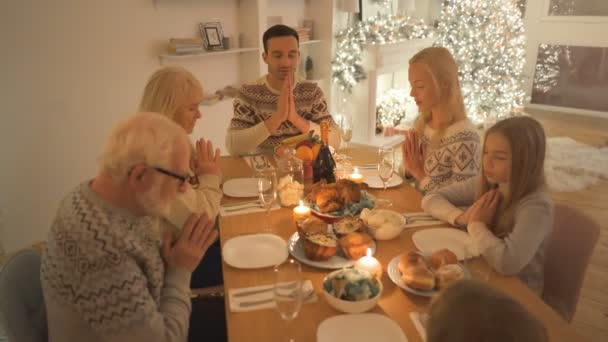 Die Glückliche Familie Betet Weihnachtstisch — Stockvideo