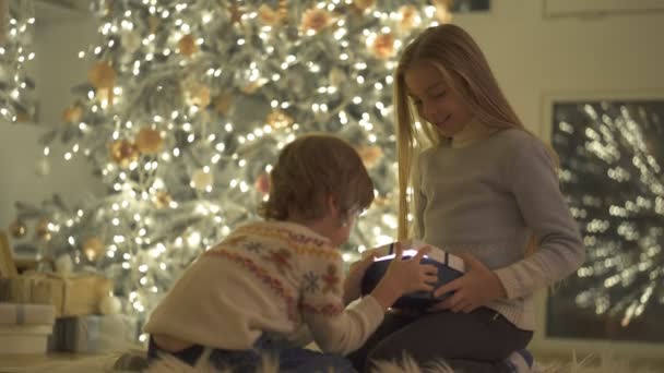 Niño Una Niña Abriendo Caja Regalo — Vídeo de stock