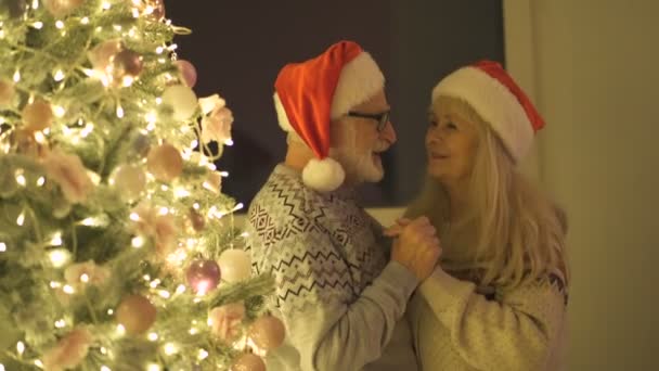 Velho Casal Dançando Perto Árvore Natal — Vídeo de Stock