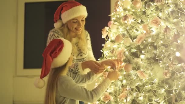 Madre Feliz Una Hija Decorando Árbol Navidad — Vídeos de Stock