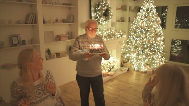 Пожилой Человек Дарит Праздничный Торт Жене Замедленное Движение — стоковое видео