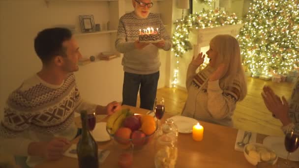 Oudere Man Geeft Een Taart Aan Zijn Vrouw Slow Motion — Stockvideo