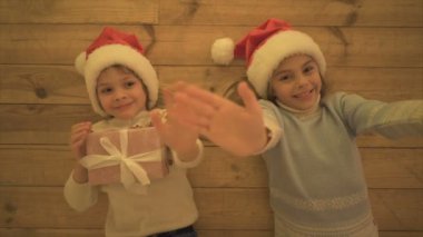 Yerde yatan hediyeli çocuklar.