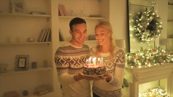 Gelukkige Ouders Die Taart Met Kaarsen Geven Aan Een Meisje — Stockvideo