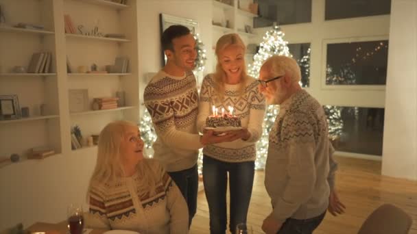 Casal Dando Bolo Aniversário Com Velas Para Velho Câmara Lenta — Vídeo de Stock