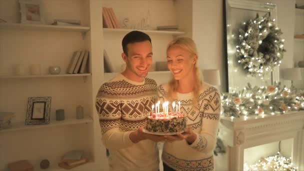 Pais Dando Bolo Com Velas Para Uma Menina Feliz Câmara — Vídeo de Stock