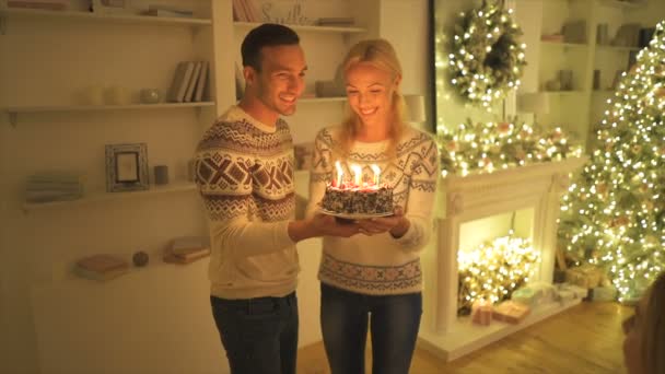 Casal Dando Bolo Aniversário Com Velas Para Uma Filha Câmara — Vídeo de Stock