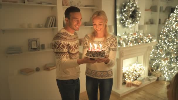 Pareja Dando Pastel Cumpleaños Con Velas Una Chica Cámara Lenta — Vídeos de Stock