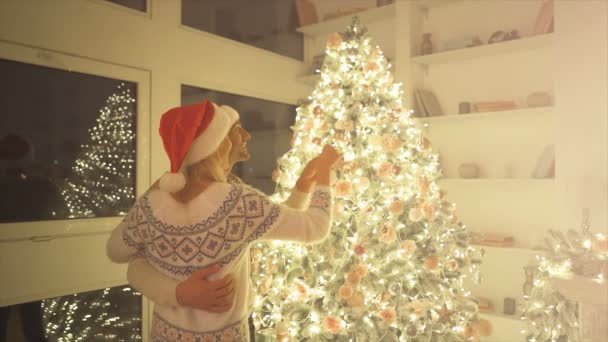 Het Gelukkige Paar Dat Kerstboom Versiert Slow Motion — Stockvideo