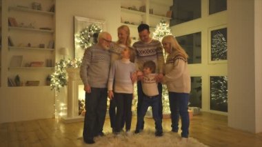 Noel ağacının yanında duran mutlu aile. yavaş çekim