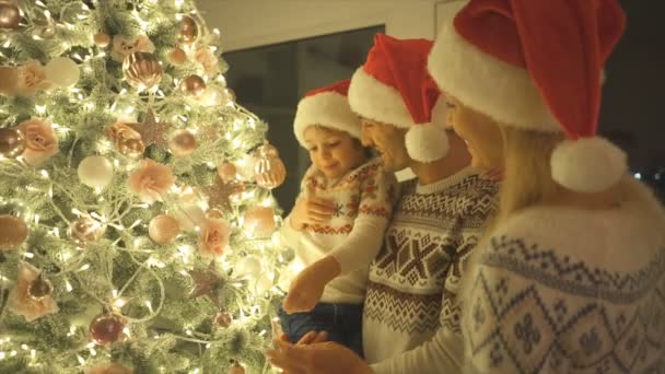 Familia Feliz Decorando Hermoso Árbol Navidad Cámara Lenta — Vídeos de Stock