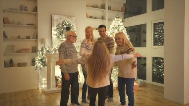 Famille Debout Près Sapin Noël Ralenti — Video