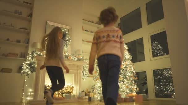 Щасливі Діти Трясуть Різдвяні Подарунки Повільний Рух — стокове відео
