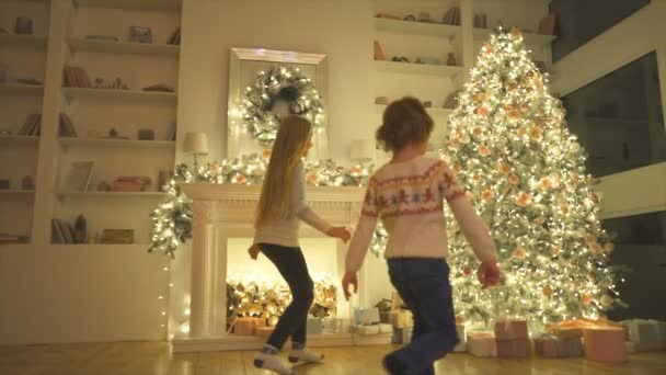 那些快乐的孩子们带着圣诞礼物 慢动作 — 图库视频影像