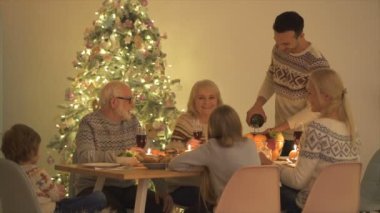 Mutlu aile Noel yemeği yiyor. yavaş çekim