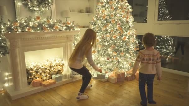 Crianças Felizes Segurando Presentes Perto Árvore Natal Câmara Lenta — Vídeo de Stock