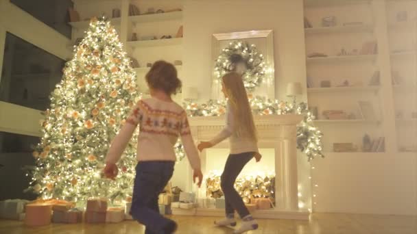 Bambini Felici Che Portano Regali Natale Rallentatore — Video Stock