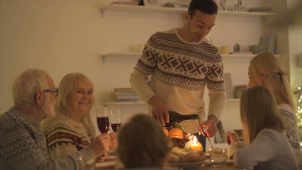 Hermosa Familia Teniendo Una Cena Navidad Cámara Lenta — Vídeos de Stock