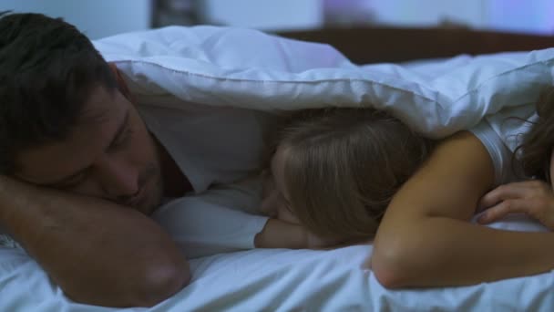 Les Parents Avec Une Fille Dormant Sur Lit Près Arbre — Video