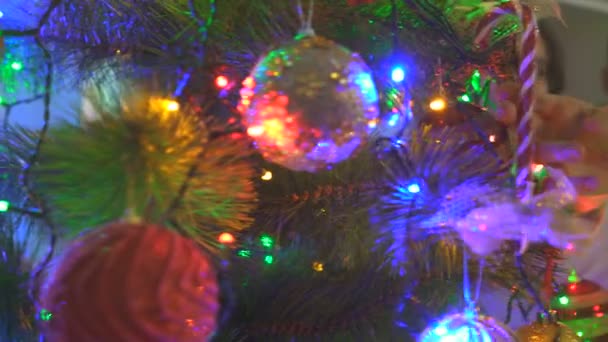 Den Vackra Julgranen Och Lycklig Familj Sängen — Stockvideo