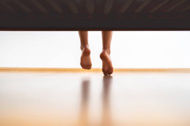 Yatağın yanındaki bacaklar.