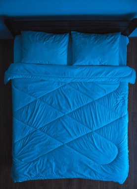 Çarşaflı yatak. Akşam vakti, yukarıdan manzara