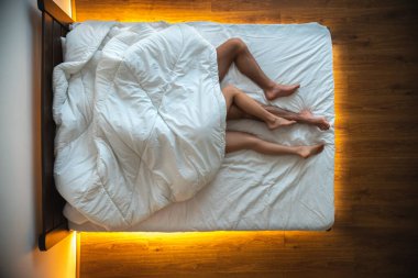 Battaniyenin altında yatan çift. Yukarıdan görünüm