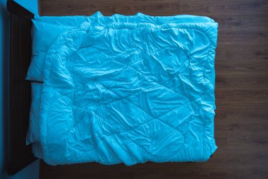 Çarşaflı yatak. Yukarıdan manzara, akşam vakti