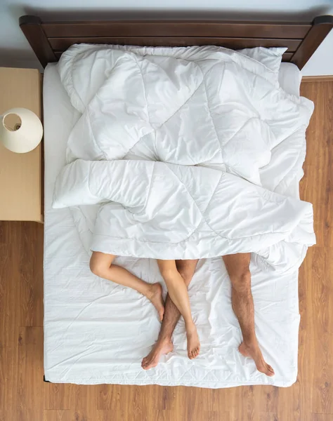 Couple Sous Couverture Couché Sur Lit Vue Haut — Photo
