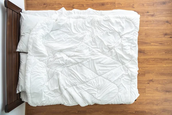 Łóżko Białą Pościelą Widok Góry — Zdjęcie stockowe