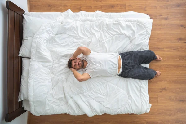 Hombre Deprimido Tendido Cama Vista Desde Arriba — Foto de Stock