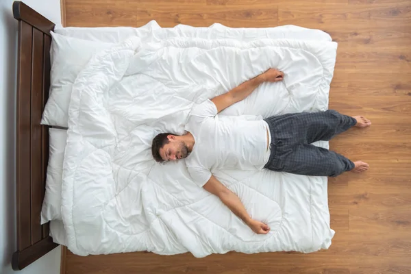 Pria Yang Berbaring Tempat Tidur Tampilan Dari Atas — Stok Foto