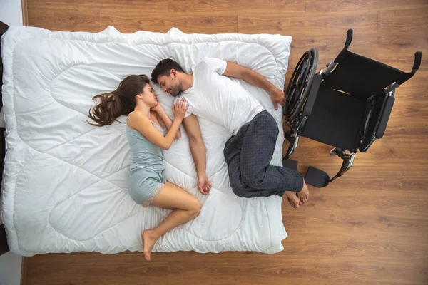 Nainen Vammainen Mies Makasivat Sängyllä Näkymä Ylhäältä — kuvapankkivalokuva