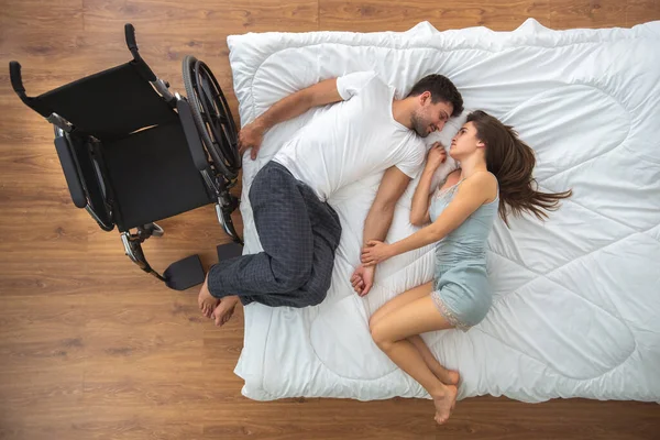 Nainen Vammainen Mies Makasivat Sängyllä Näkymä Ylhäältä — kuvapankkivalokuva