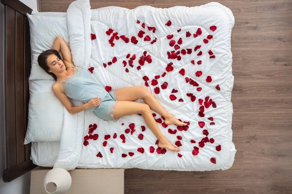 Die Schlafende Frau Auf Dem Bett Mit Rosenblättern Blick Von — Stockfoto