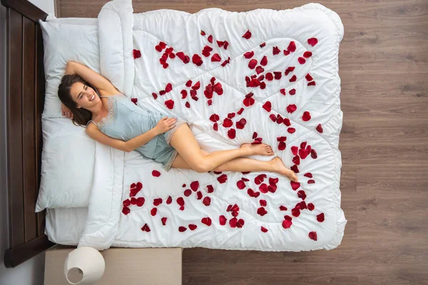 Mulher Feliz Deitada Cama Com Pétalas Rosa Vista Cima — Fotografia de Stock