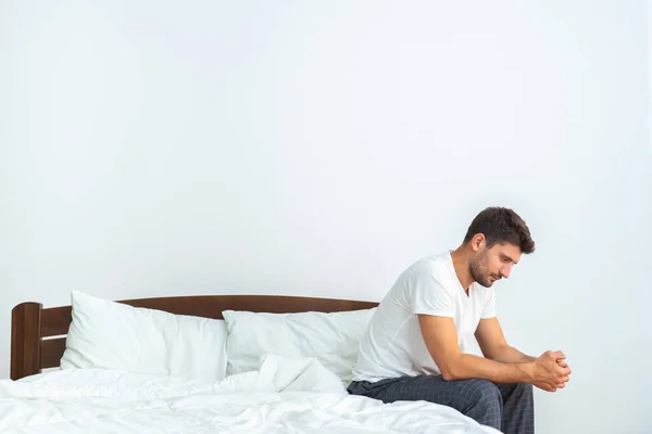 Καταθλιπτικός Άντρας Που Κάθεται Στο Κρεβάτι Στο Λευκό Φόντο — Φωτογραφία Αρχείου