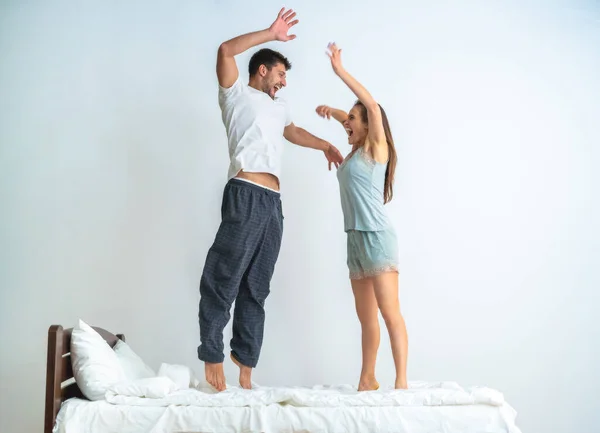 Uomo Una Donna Che Saltano Sul Letto — Foto Stock