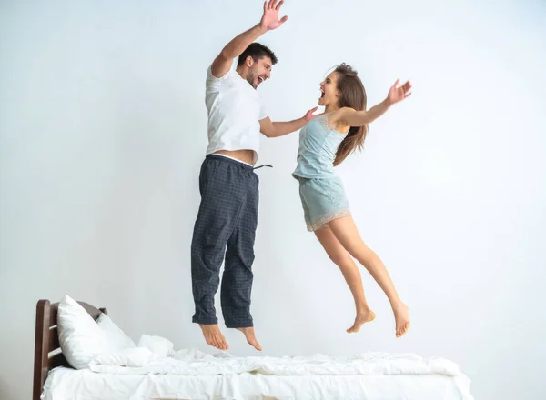 Der Mann Und Eine Frau Springen Auf Dem Bett Auf — Stockfoto