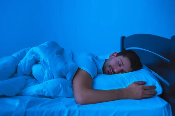 Όμορφος Άντρας Που Κοιμάται Στο Κρεβάτι Βραδινή Νύχτα — Φωτογραφία Αρχείου