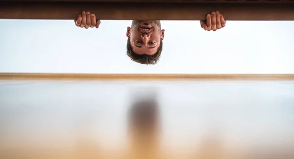 Muž Který Dívá Pod Postel — Stock fotografie